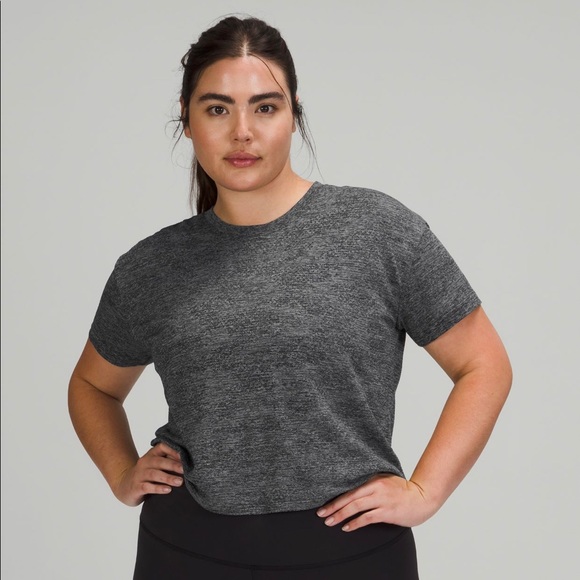 Lululemon train to be short sleeves, waist length, super comfortable - Picture 4 of 7